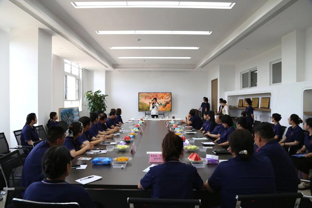 茶香润心·瑜伽舒怀——校工会举办“茶韵瑜伽，师语清欢”教师减压主题活动