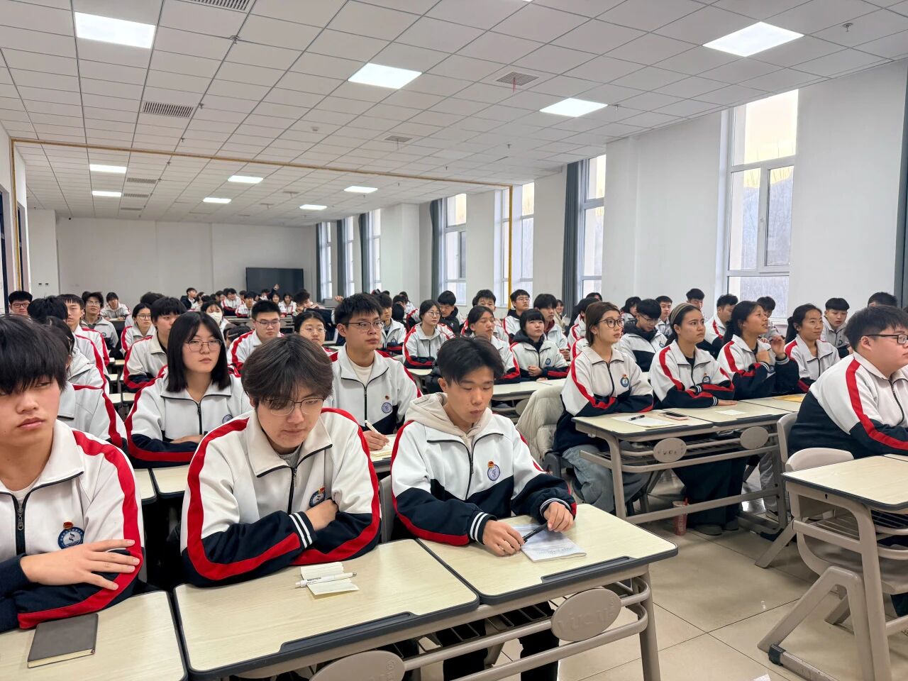 在强国复兴伟业中书写青春华章&mdash;&mdash;石家庄东华铁路学校开展&ldquo;学习习近平主席二〇二六年新年贺词&rdquo;主题团课