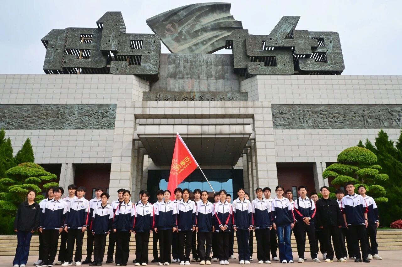 石家庄东华铁路学校团员青年代表前往华北军区烈士陵园开展&ldquo;追寻&middot;2026&middot;清明祭英烈&rdquo;主题教育活动
