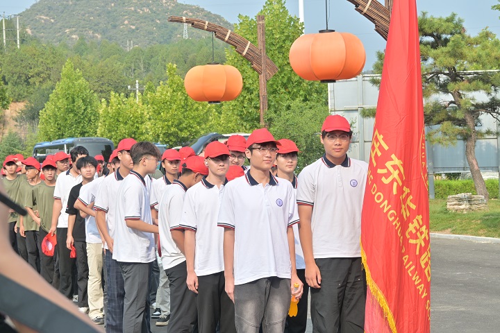 石家庄东华铁路学校2026级师生开展西柏坡红色研学活动